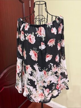 Floral Venus  Off-Shoulder Blouse - Black with Pink Rose Print